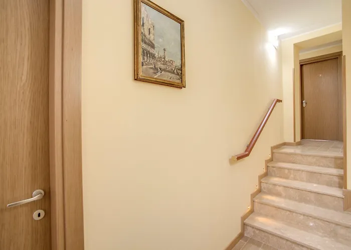 Floor Navona Konukevi 4*