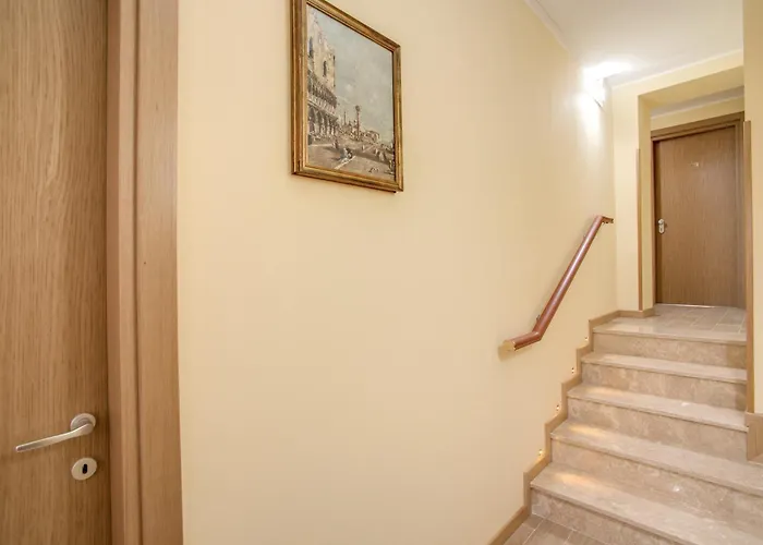 Floor Navona 4*